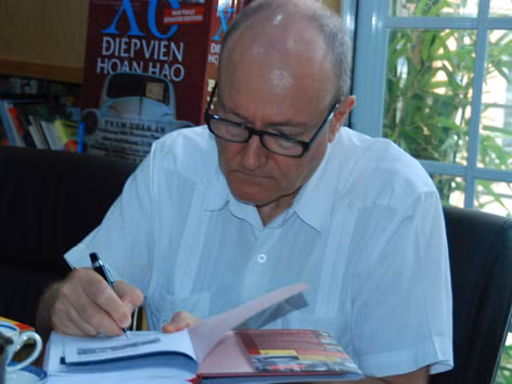 Larry S. Berman ký tặng sách