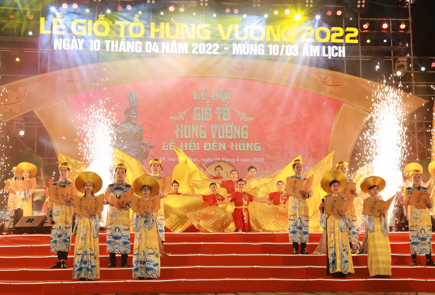 “Dù ai đi ngược về xuôi. Nhớ ngày giỗ Tổ mồng mười tháng ba". Câu ca được bao thế hệ người Việt lưu truyền cũng là lời nhắc nhớ về cội nguồn dân tộc đối với mỗi người. “Dù ai đi ngược về xuôi. Nhớ ngày giỗ Tổ mồng mười tháng ba". Câu ca được bao thế hệ người Việt lưu truyền cũng là lời nhắc nhớ về cội nguồn dân tộc đối với mỗi người.