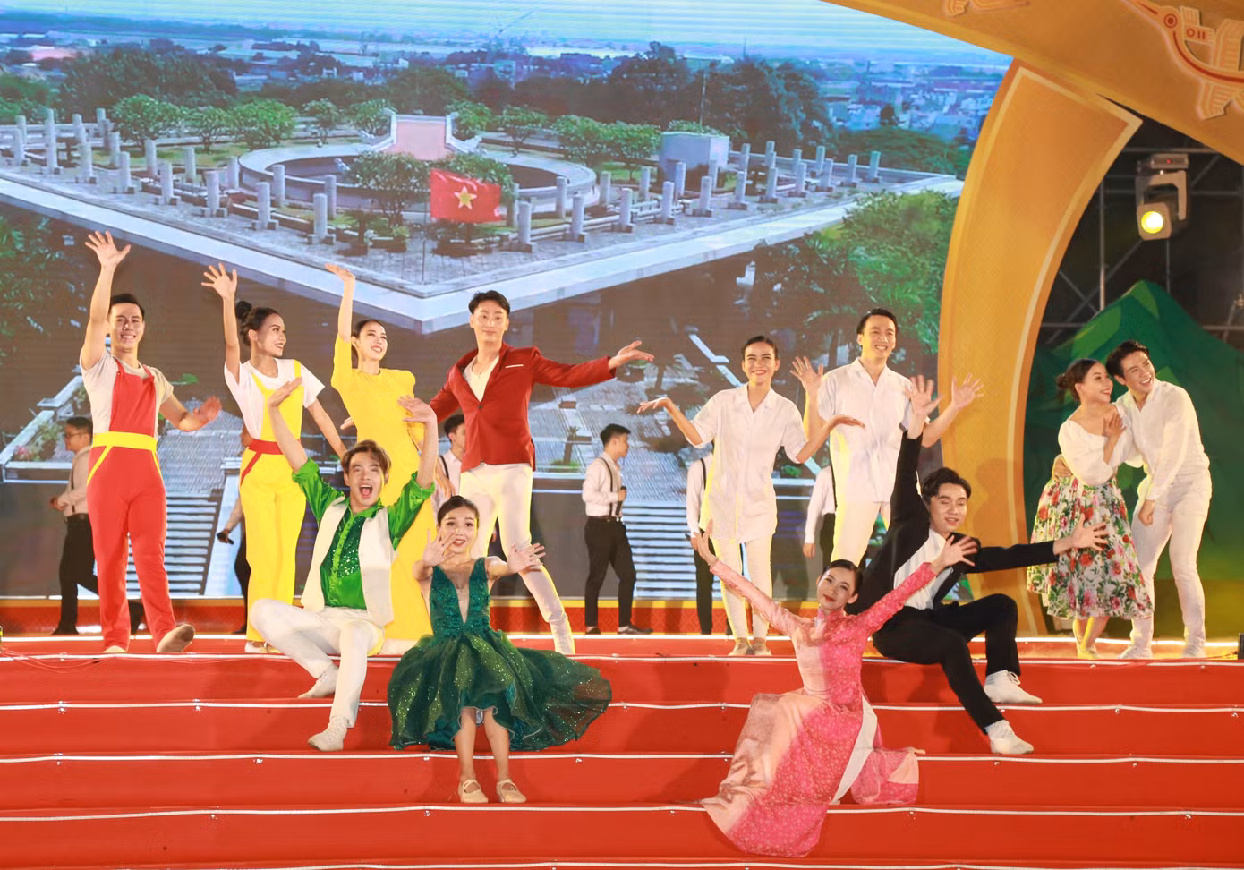 Liên khúc hân hoan, vui tươi "Việt Nam chào ngày mới" - "Sài Gòn đô hội" với sự tham gia của các nghệ sĩ trẻ thuộc Học viện Nghệ thuật Queen Art và vũ đoàn Mây, Gió Việt. Liên khúc hân hoan, vui tươi "Việt Nam chào ngày mới" - "Sài Gòn đô hội" với sự tham gia của các nghệ sĩ trẻ thuộc Học viện Nghệ thuật Queen Art và vũ đoàn Mây, Gió Việt.
