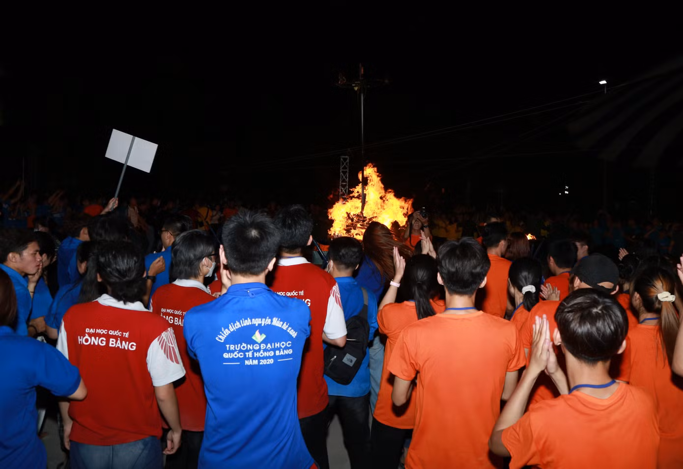 Bạn trẻ quây quần vui tươi trong đêm lửa trại thân tình.