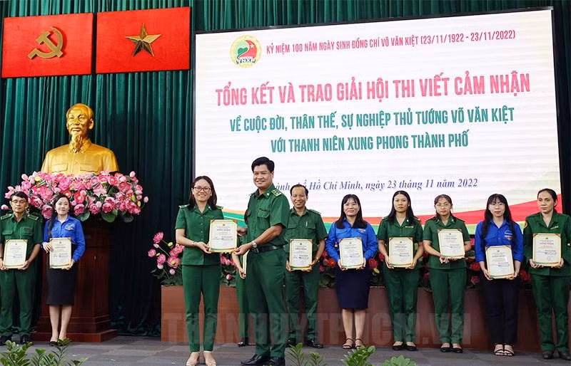 Anh Lê Minh Khoa, Bí thư Đảng ủy, Chỉ huy trưởng Lực lượng TNXP TPHCM trao giải Nhất cho tác giả Lê Thị Bích Hà. Ảnh: thanhuytphcm.vn Anh Lê Minh Khoa, Bí thư Đảng ủy, Chỉ huy trưởng Lực lượng TNXP TPHCM trao giải Nhất cho tác giả Lê Thị Bích Hà. Ảnh: thanhuytphcm.vn