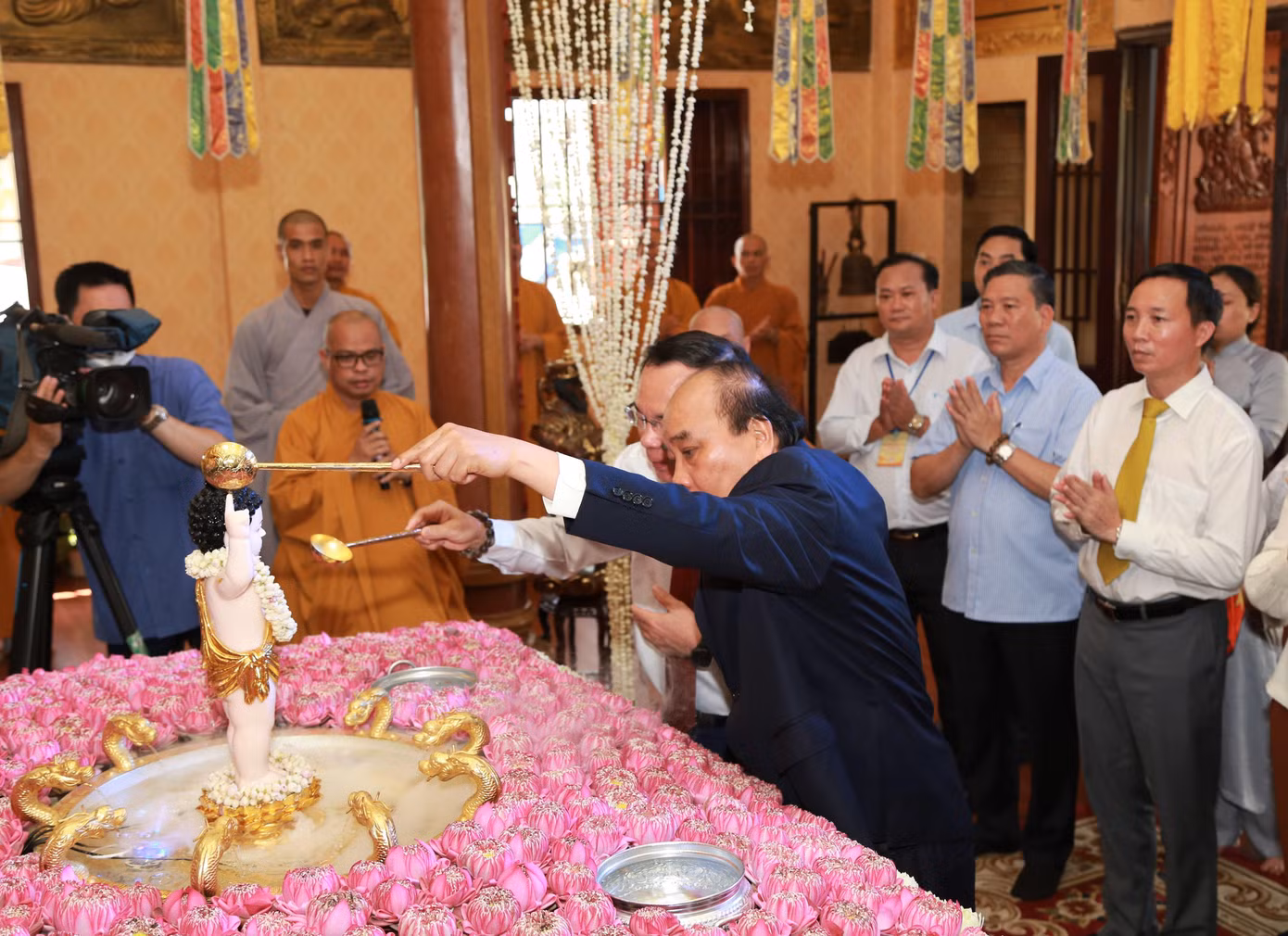 Chủ tịch nước Nguyễn Xuân Phúc thực hiện nghi thức tắm Phật tại chùa Minh Đạo.