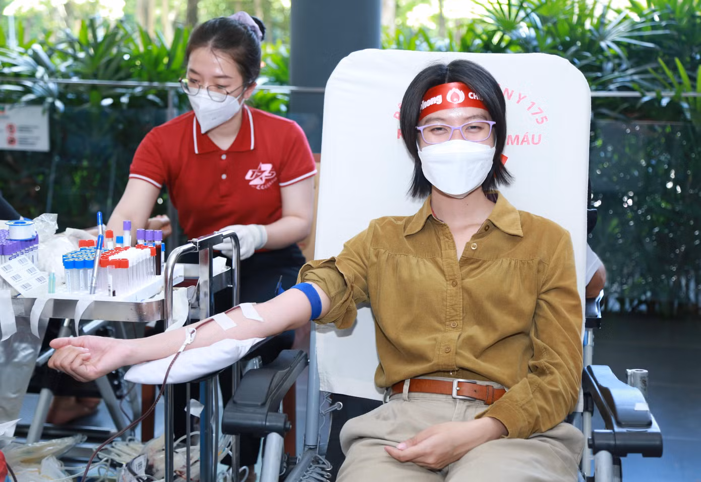 Góp lời ca tiếng hát tại Chủ nhật Đỏ, ca sĩ Hoàng Trang còn nhiệt tình hiến máu. Đây cũng là lần đầu tiên giọng ca "Ta đã thấy gì trong đêm nay" tham gia hiến máu. Góp lời ca tiếng hát tại Chủ nhật Đỏ, ca sĩ Hoàng Trang còn nhiệt tình hiến máu. Đây cũng là lần đầu tiên giọng ca "Ta đã thấy gì trong đêm nay" tham gia hiến máu.