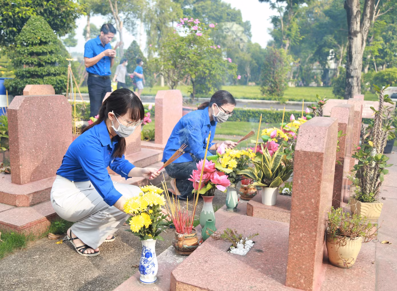 Các bạn đoàn viên thanh niên Đoàn Cơ quan ĐHQG TPHCM thắp hương trước anh linh các Anh hùng liệt sĩ đã ngã xuống vì nền độc lập, tự do của dân tộc. Các bạn đoàn viên thanh niên Đoàn Cơ quan ĐHQG TPHCM thắp hương trước anh linh các Anh hùng liệt sĩ đã ngã xuống vì nền độc lập, tự do của dân tộc.