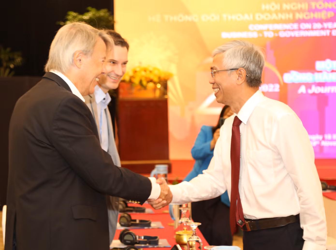Ông Võ Văn Hoan gặp gỡ, trao đổi với đại diện các hiệp hội, doanh nghiệp. Ông Võ Văn Hoan gặp gỡ, trao đổi với đại diện các hiệp hội, doanh nghiệp.