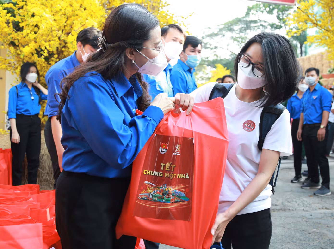 Bí thư T.Ư Đoàn, Chủ tịch Hội đồng Đội T.Ư Nguyễn Phạm Duy Trang trao quà Tết cho các bạn sinh viên, thanh niên công nhân trước khi họ lên xe về quê.