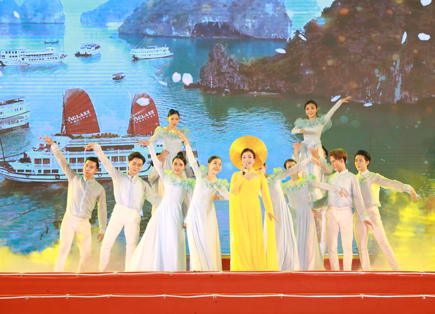 Ca sĩ Phạm Kim Thoa với "Mùa xuân trên quê hương" trên nền những thắng cảnh trải dài khắp đất nước hình chữ S. Ca sĩ Phạm Kim Thoa với "Mùa xuân trên quê hương" trên nền những thắng cảnh trải dài khắp đất nước hình chữ S.