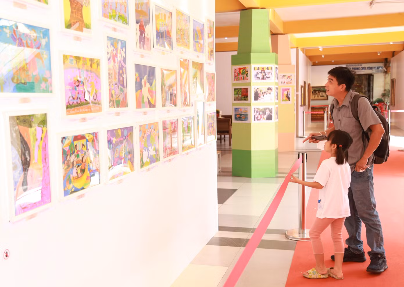 Hoạt động triển lãm tranh của trẻ em yếu thế và gây quỹ từ bán tranh của các họa sĩ tên tuổi, diễn ra tại chùa Vĩnh Nghiêm. Ảnh: Ngô Tùng Hoạt động triển lãm tranh của trẻ em yếu thế và gây quỹ từ bán tranh của các họa sĩ tên tuổi, diễn ra tại chùa Vĩnh Nghiêm. Ảnh: Ngô Tùng