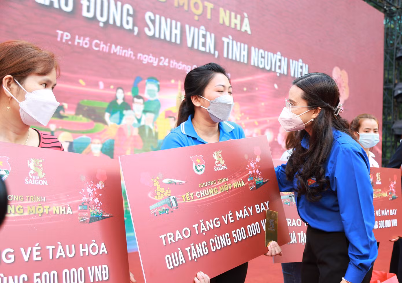 Bí thư T.Ư Đoàn Nguyễn Phạm Duy Trang thăm hỏi, tặng vé về quê cho các anh chị thanh niên công nhân.