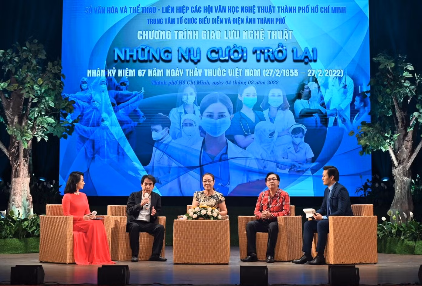 Các đại biểu, tác giả chia sẻ tại chương trình nghệ thuật "Những nụ cười trở lại", tối 4/3 Các đại biểu, tác giả chia sẻ tại chương trình nghệ thuật "Những nụ cười trở lại", tối 4/3