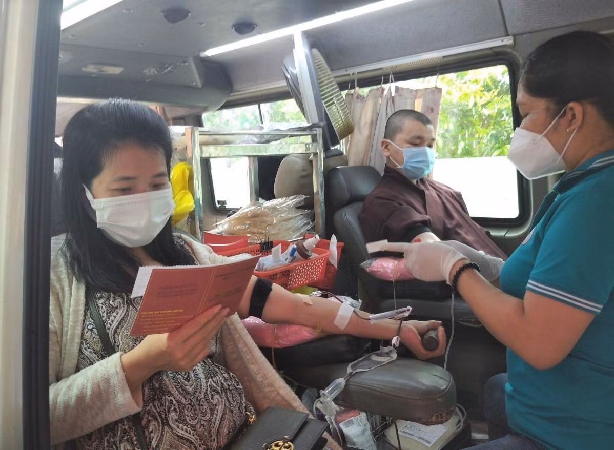 Sư thầy cùng chia sẻ giọt máu tại chương trình.