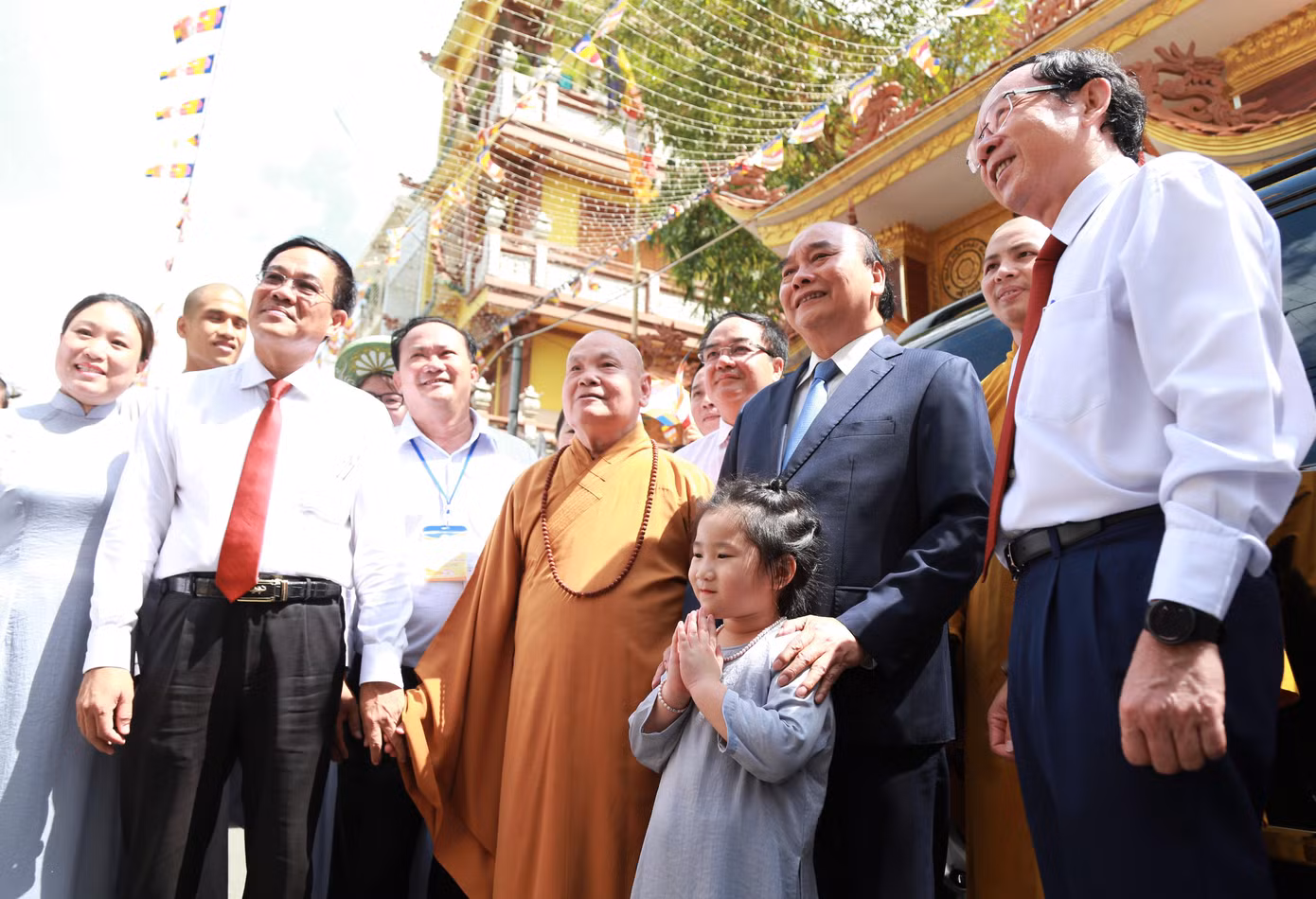 Chủ tịch nước và đoàn công tác chụp ảnh lưu niệm cùng chư tôn giáo phẩm và Phật tử.