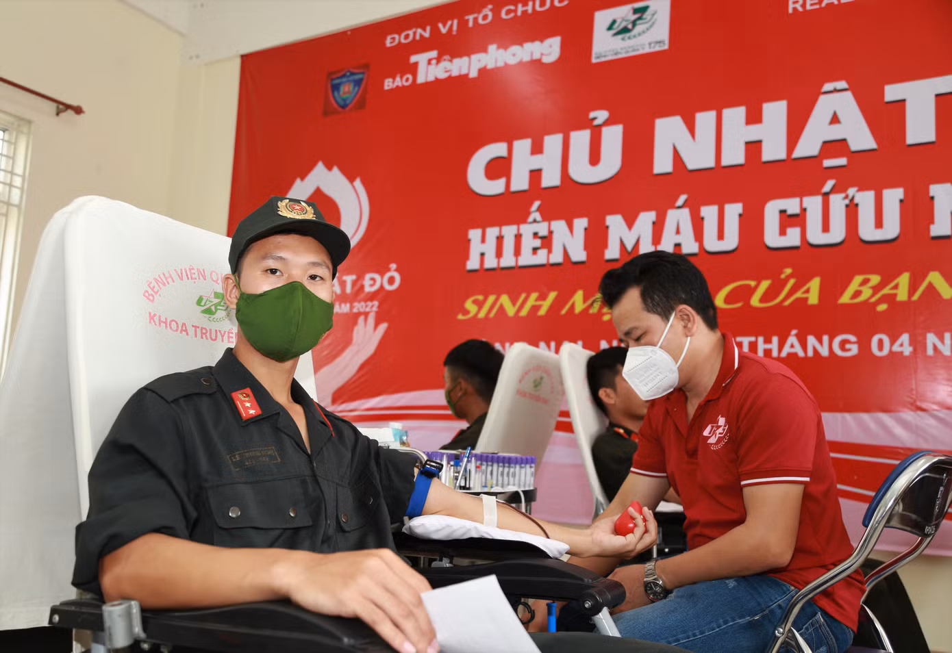 Trung úy Nguyễn Phúc Tính (28 tuổi) cho biết đây là lần thứ 4 anh hiến máu, trong đó 3 lần trước tham gia ở Hà Nội. "Mình hiến máu với mong muốn góp một phần nào đó giúp đỡ người bệnh cần máu. Do đó mình sẵn sàng tham gia bất cứ khi nào có điều kiện", anh Phúc Tính chia sẻ.