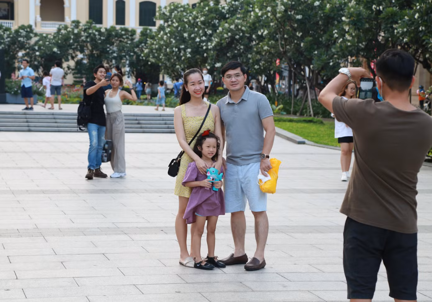 Tranh thủ ngày nghỉ cuối tuần, rất nhiều các cặp đôi tận hưởng những giờ phút vui vầy bên nhau. Trong ảnh, gia đình trẻ "check-in" trên phố đi bộ Nguyễn Huệ.