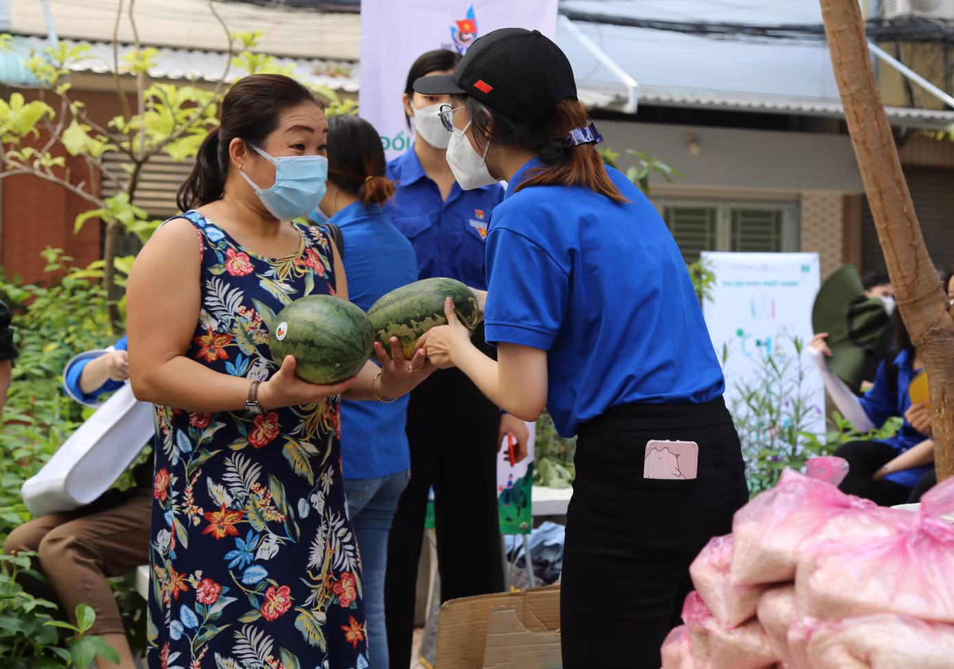 Bà con hào hứng tham gia gian hàng "Đổi rác lấy quà" trong khuôn khổ ngày hội - Ảnh: Ngô Tùng Bà con hào hứng tham gia gian hàng "Đổi rác lấy quà" trong khuôn khổ ngày hội - Ảnh: Ngô Tùng