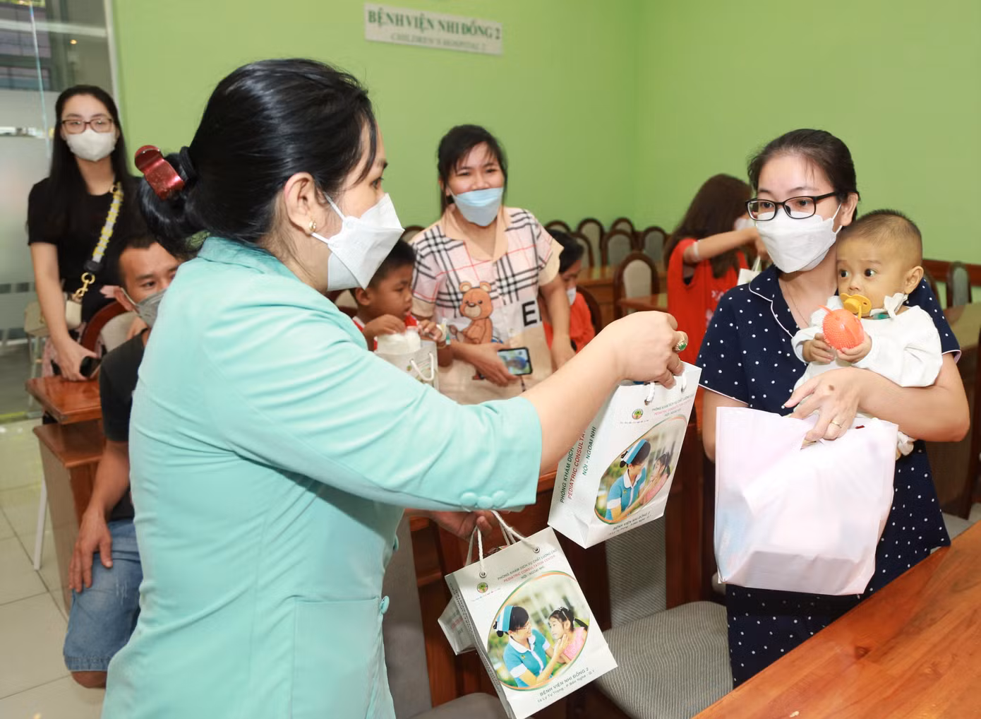 Dịp này, chương trình dành tặng các phần quà cho bệnh nhi và phụ huynh. Dịp này, chương trình dành tặng các phần quà cho bệnh nhi và phụ huynh.