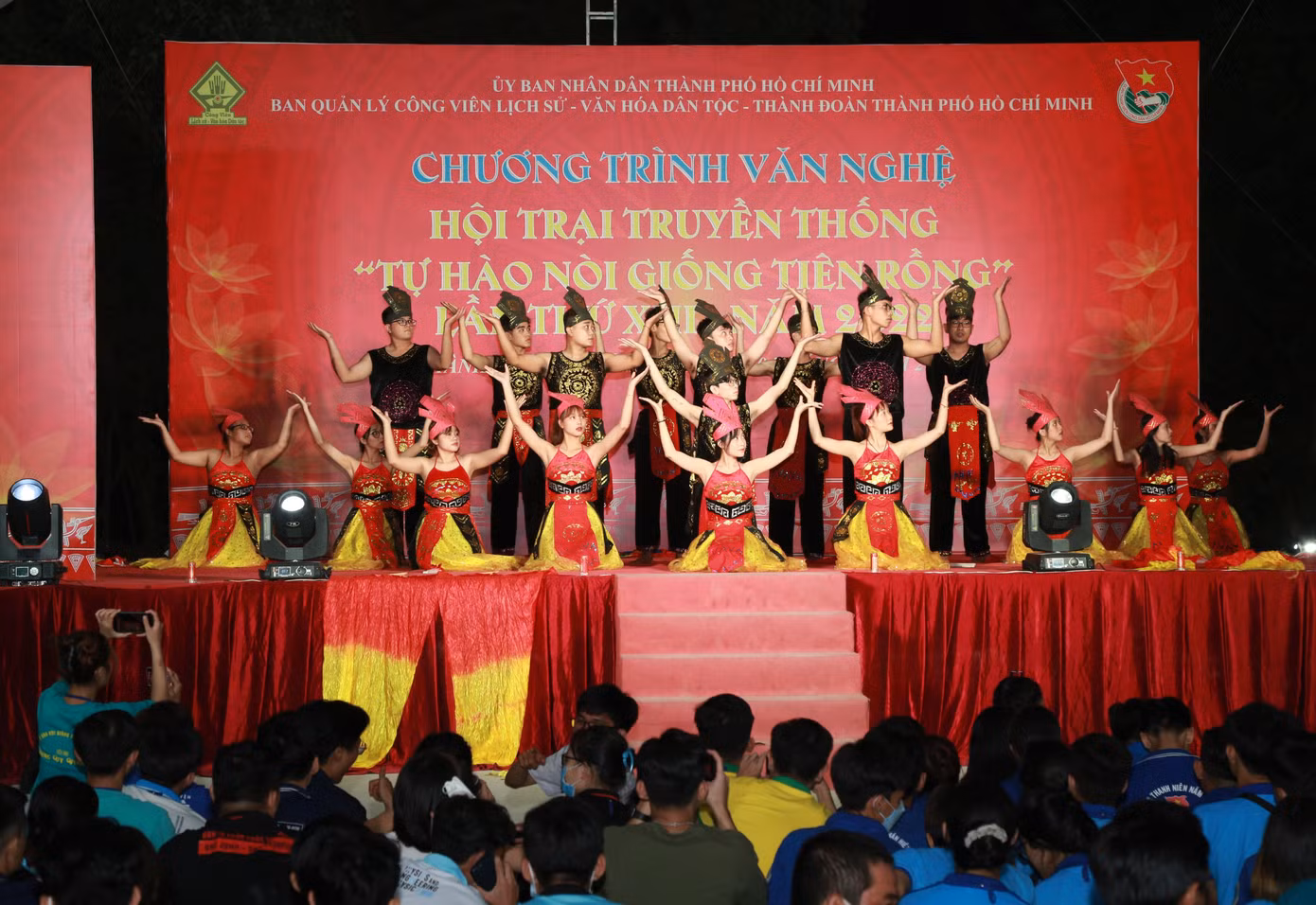 Các bạn đoàn viên thanh niên, sinh viên Trường Đại học Hùng Vương góp mặt trong hội diễn với tiết mục đặc sắc.