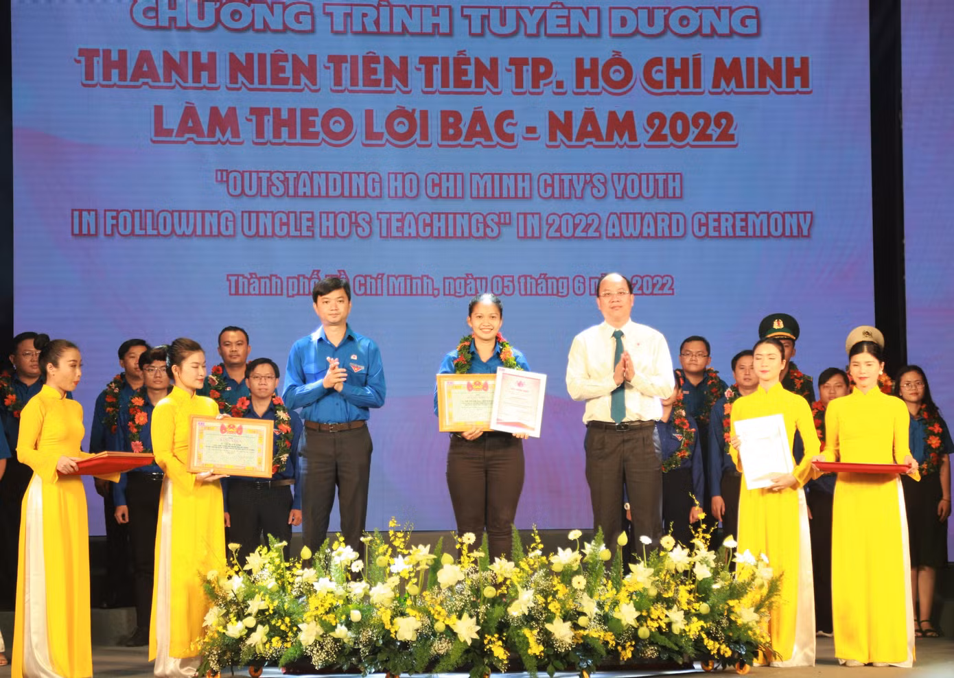 Bí thư Trung ương Đoàn Nguyễn Minh Triết và Phó Bí thư Thành ủy TPHCM Nguyễn Hồ Hải trao bằng khen Thành Đoàn TPHCM cho các cá nhân điển hình - Ảnh: Ngô Tùng