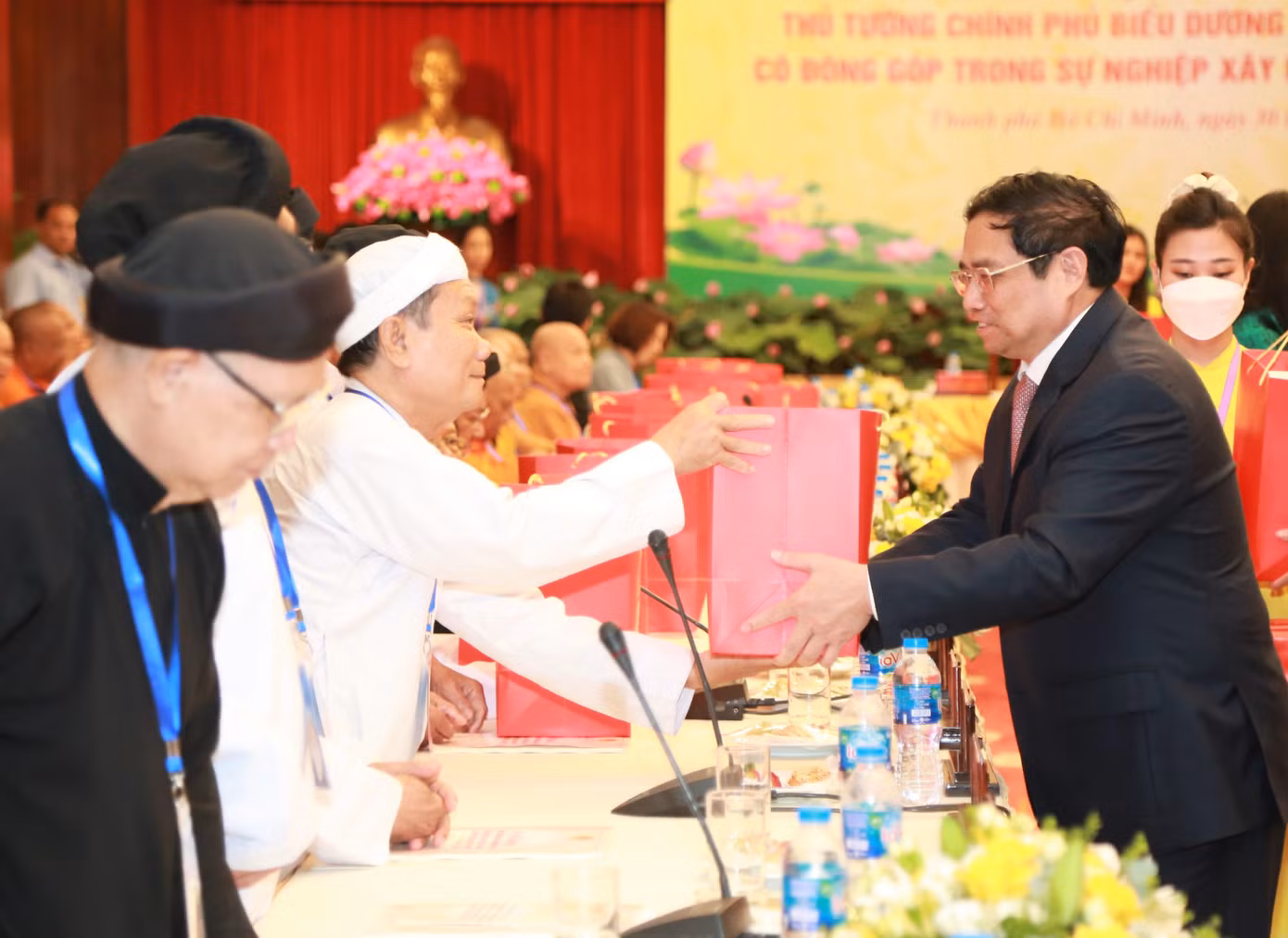Thủ tướng tặng quà cám ơn các đại biểu chức sắc tôn giáo tham dự hội nghị.
