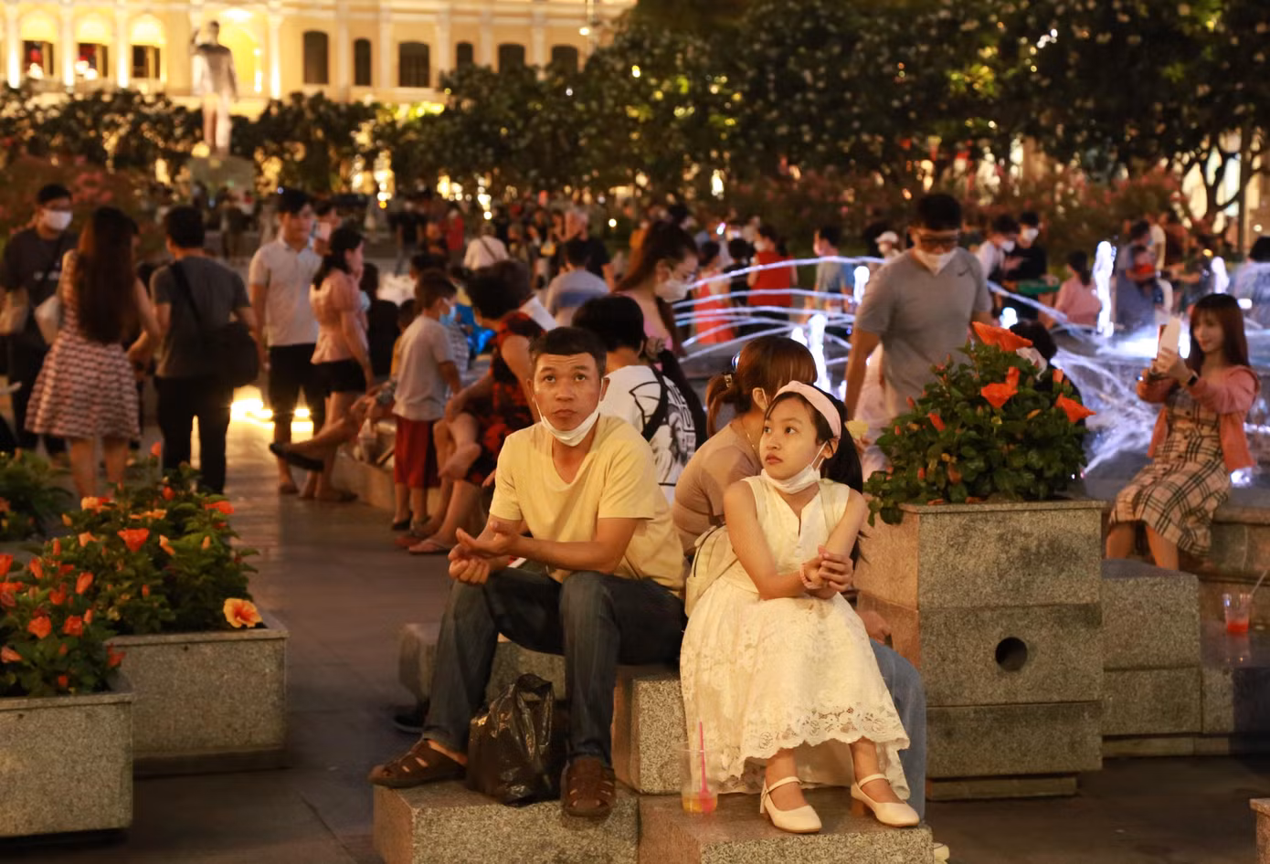 Người dân ngồi nghỉ ngơi bên đài phun nước giữa phố đi bộ trung tâm.