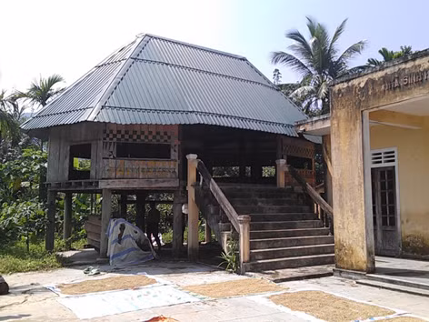 Một nhà cộng đồng mô phỏng theo dáng dấp ngôi gươl Cơ tu, nhưng bằng bê tông cốt thép. Bên cạnh là nhà cộng đồng xây trệt 