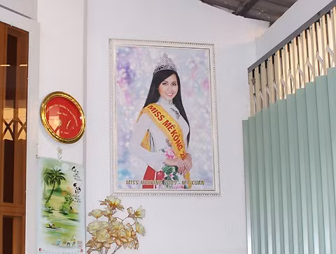 Bức ảnh ngày Mỹ Xuân đăng quang được mẹ cô treo ngay trước cửa nhà. Ảnh: Bình Nguyên