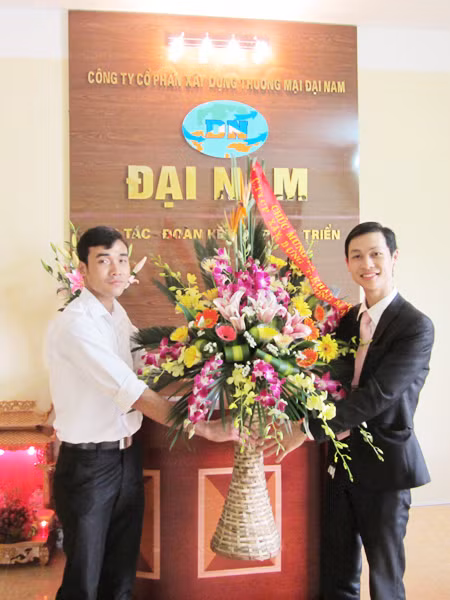 Bá Hưởng (phải) trong ngày khai trương Cty bất động sản
