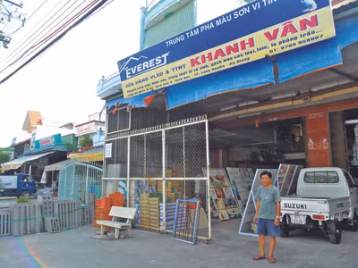 Dãy nhà đất ở phường Bình Đức đang khiếu kiện. ẢNH: Hòa HỘI