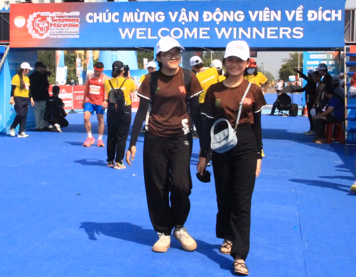 Bạn Phương Nhã (ảnh phải) và Thu Nhàn cho biết rất tự hào khi được làm tình nguyện viên.
