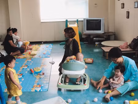 Những đứa con của gia đình đa văn hóa được trông giữ miễn phí để người mẹ yên tâm học tập