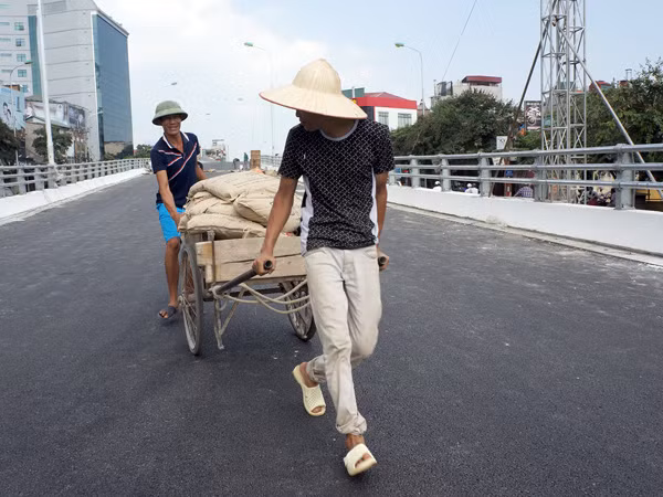 Những bão xi măng cuối cùng được di dời khỏi cây cầu
