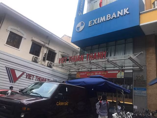 Khám xét Ngân hàng Eximbank chi nhánh TPHCM ảnh 2