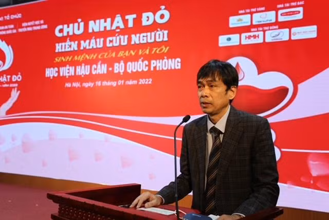 Nhà báo Nguyễn Huy Lộc, Ủy viên Ban biên tập báo Tiền Phong đánh giá cao tinh thần tình nguyện của cán bộ, chiến sỹ Học viện Hậu Cần