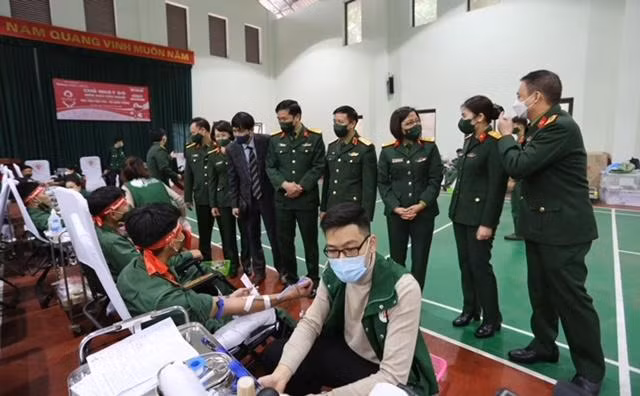 Đại diện lãnh đạo, chỉ huy Học viện Hậu cần, Bệnh viện Trung ương Quân đội 108, Ban Thanh niên Quân đội và Báo Tiền phong thăm, động viên cán bộ, đoàn viên hiến máu.