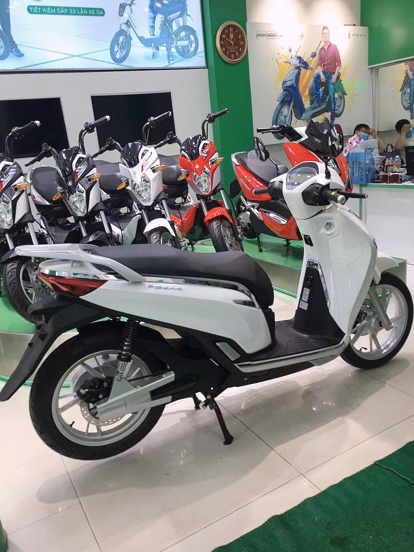 Nhiều người sử dụng có xu hướng chuyển sang xe máy điện để tiết kiệm chi phí xăng. Nhiều người sử dụng có xu hướng chuyển sang xe máy điện để tiết kiệm chi phí xăng.