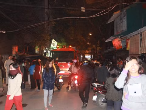 Đám cháy xảy ra tại khu vực đông dân cư trong khu tập thể Nam Đồng.. Đám cháy xảy ra tại khu vực đông dân cư trong khu tập thể Nam Đồng.