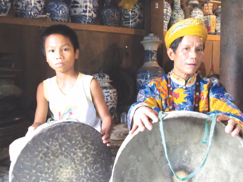 Alăng Linh bên chiếc chiêng cổ 