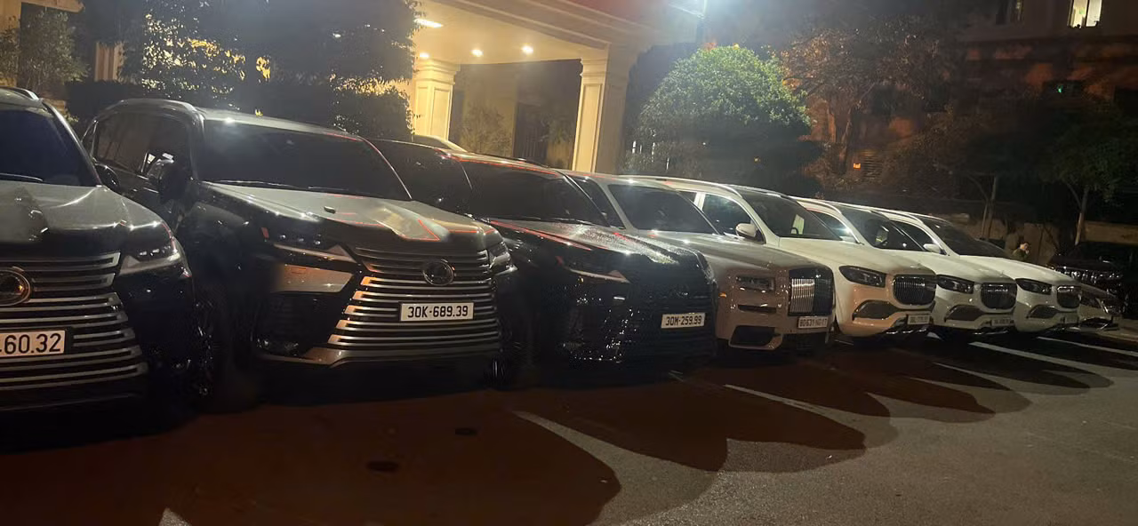 Nhiều xe sang thu giữ trong đường dây lừa đảo.
