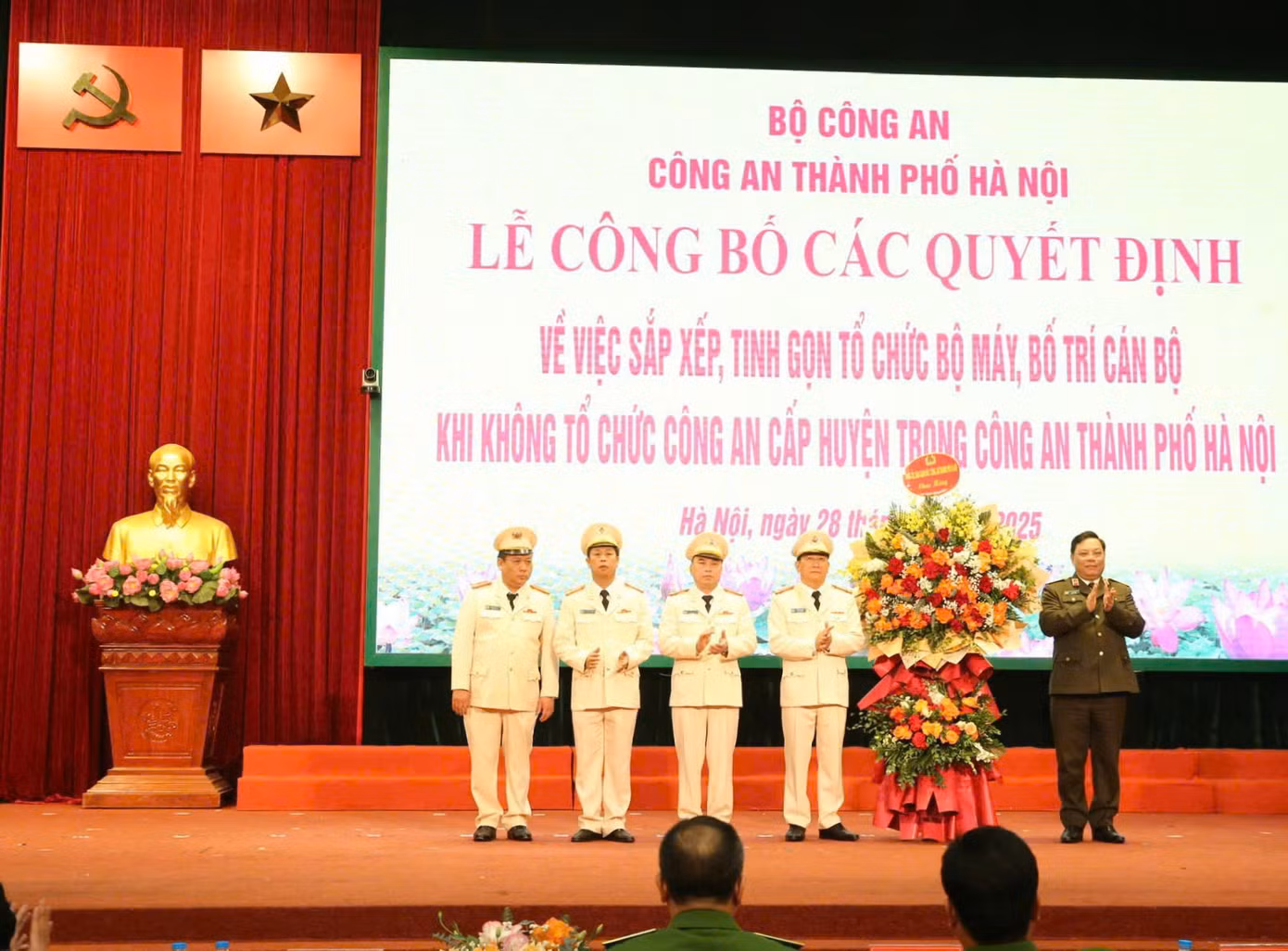 Công an TP Hà Nội công bố các quyết định tại hội nghị. Công an TP Hà Nội công bố các quyết định tại hội nghị.