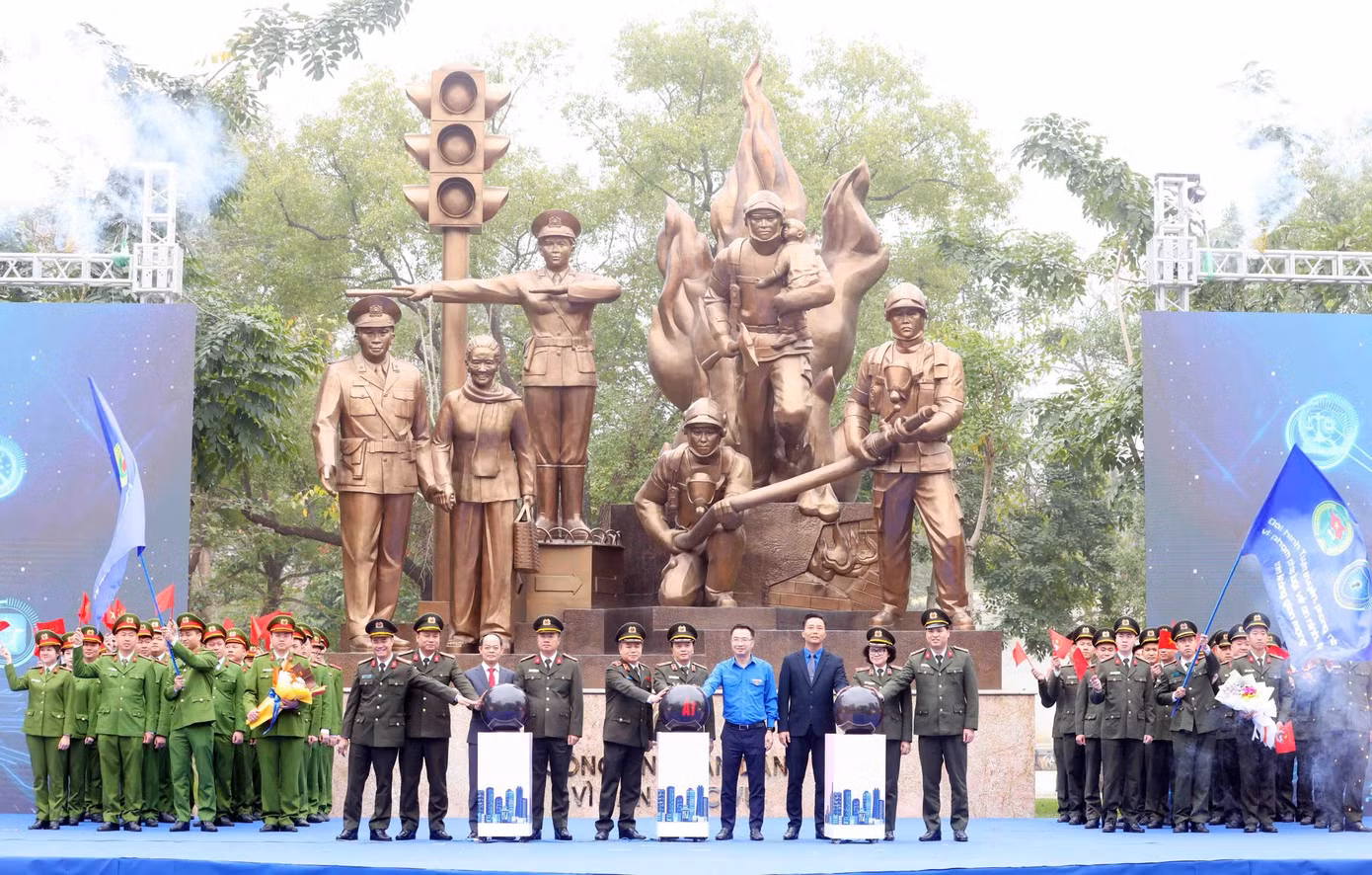 Thiếu tướng Đặng Hồng Đức - Thứ trưởng Bộ Công an và anh Nguyễn Tường Lâm - Bí thư Trung ương Đoàn, Chủ tịch T.Ư Hội LHTN Việt Nam cùng đại diện lãnh đạo các đơn vị thực hiện nghi thức xuất quân. Ảnh: Châu Linh Thiếu tướng Đặng Hồng Đức - Thứ trưởng Bộ Công an và anh Nguyễn Tường Lâm - Bí thư Trung ương Đoàn, Chủ tịch T.Ư Hội LHTN Việt Nam cùng đại diện lãnh đạo các đơn vị thực hiện nghi thức xuất quân. Ảnh: Châu Linh
