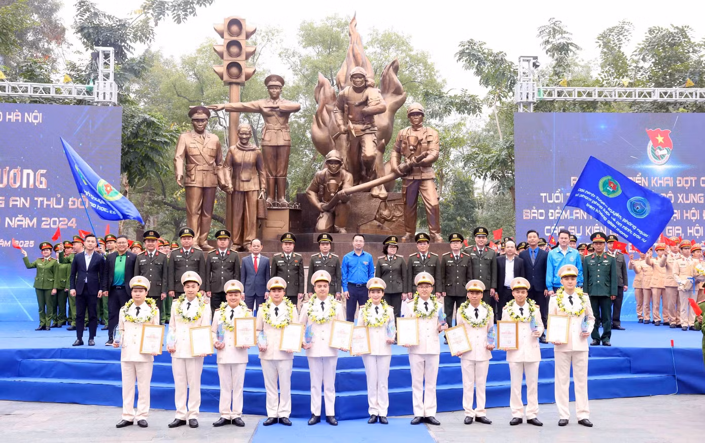 Gương mặt trẻ Công an Thủ đô xuất sắc tiêu biểu chụp ảnh cùng lãnh đạo Bộ Công an, T.Ư Đoàn và CATP. Gương mặt trẻ Công an Thủ đô xuất sắc tiêu biểu chụp ảnh cùng lãnh đạo Bộ Công an, T.Ư Đoàn và CATP.