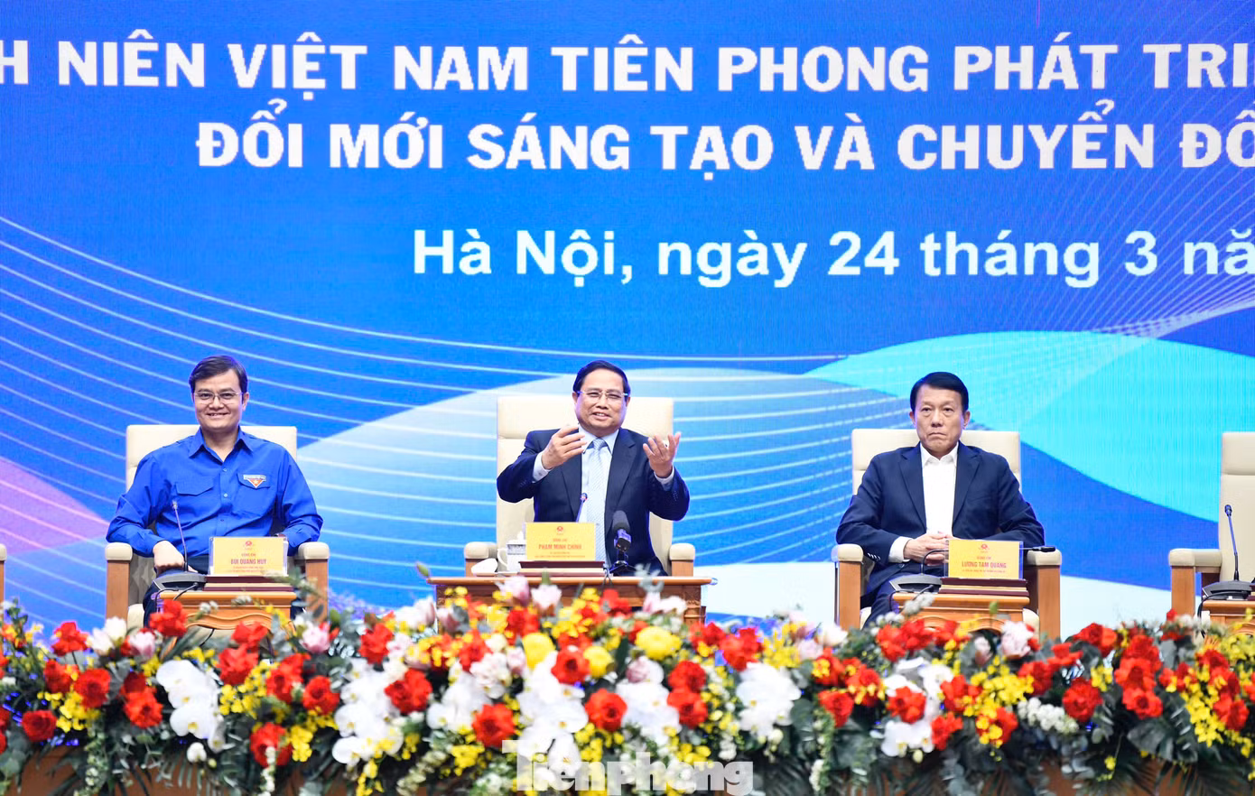 Tại buổi đối thoại, nhiều ý kiến trí tuệ và tâm huyết của trí thức trẻ, nhà khoa học, cán bộ Đoàn đã được gửi tới Thủ tướng Chính phủ. Tại buổi đối thoại, nhiều ý kiến trí tuệ và tâm huyết của trí thức trẻ, nhà khoa học, cán bộ Đoàn đã được gửi tới Thủ tướng Chính phủ.