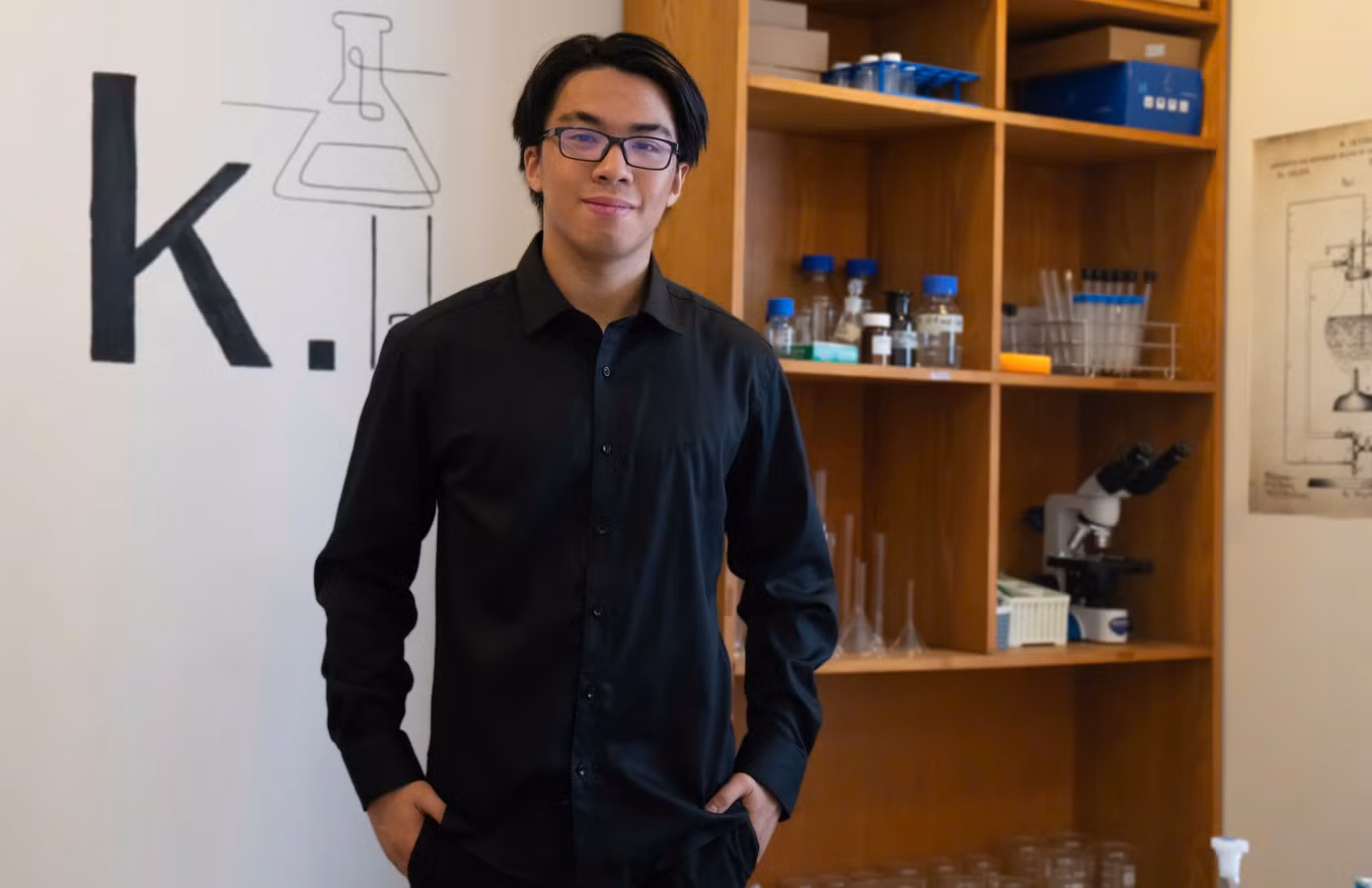 Khôi chụp ảnh ở phòng lab tại nhà.