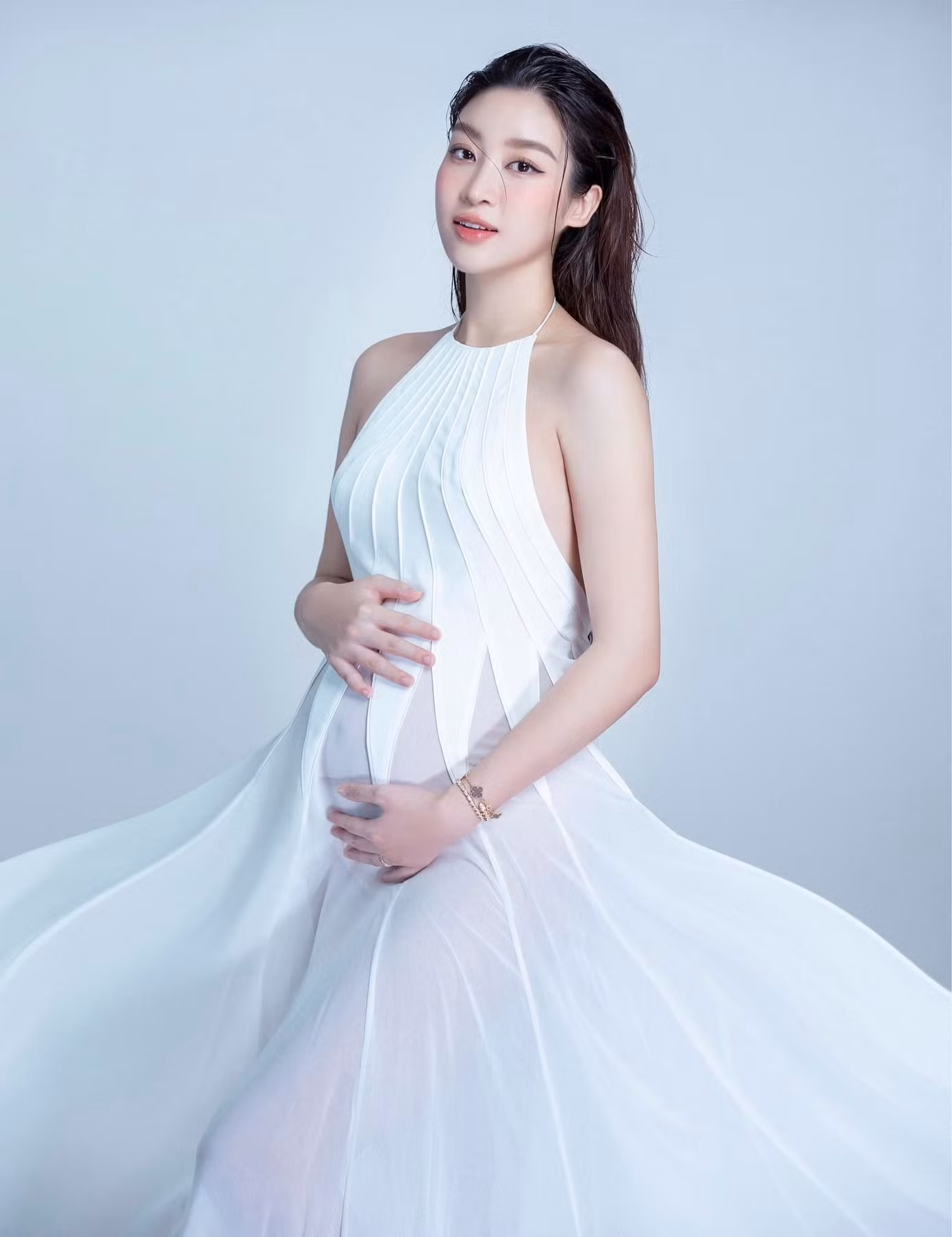 Vốn theo đuổi hình tượng dịu dàng, bộ ảnh lần này của Đỗ Mỹ Linh cũng mang màu sắc quen thuộc của cô với gam màu trắng. Vốn theo đuổi hình tượng dịu dàng, bộ ảnh lần này của Đỗ Mỹ Linh cũng mang màu sắc quen thuộc của cô với gam màu trắng.