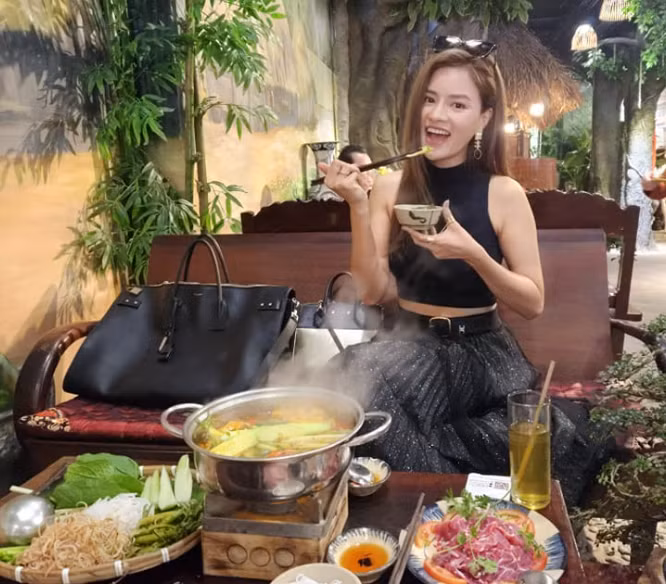 Cô hay chọn gam màu đen cho những bộ cánh thường ngày.