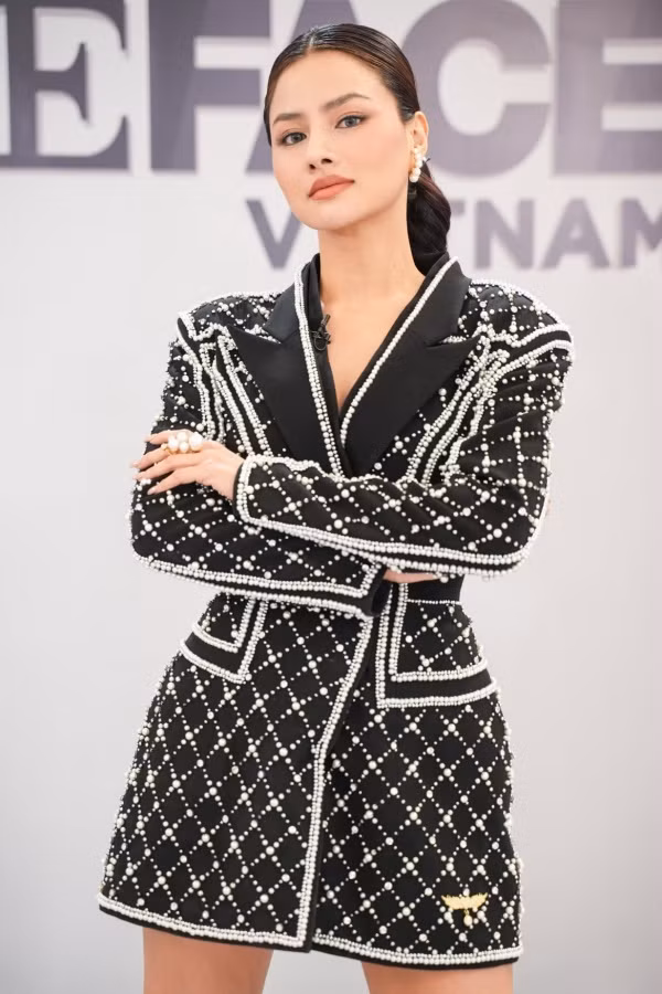 Siêu mẫu Vũ Thu Phương "chất lừ" trong những bộ cánh sang chảnh.
