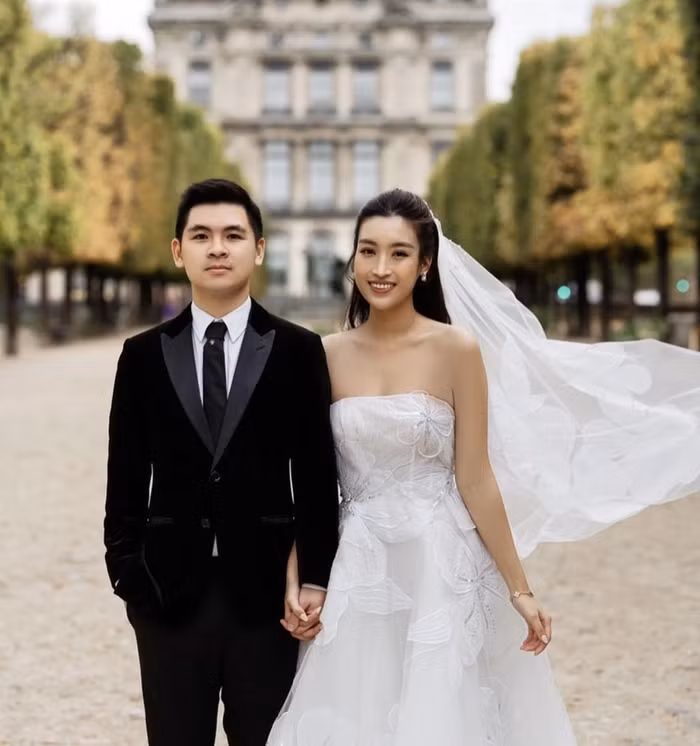 Sau khi kết hôn, người đẹp Hà thành chuyên tâm vun vén cho gia đình mới. Sau khi kết hôn, người đẹp Hà thành chuyên tâm vun vén cho gia đình mới.