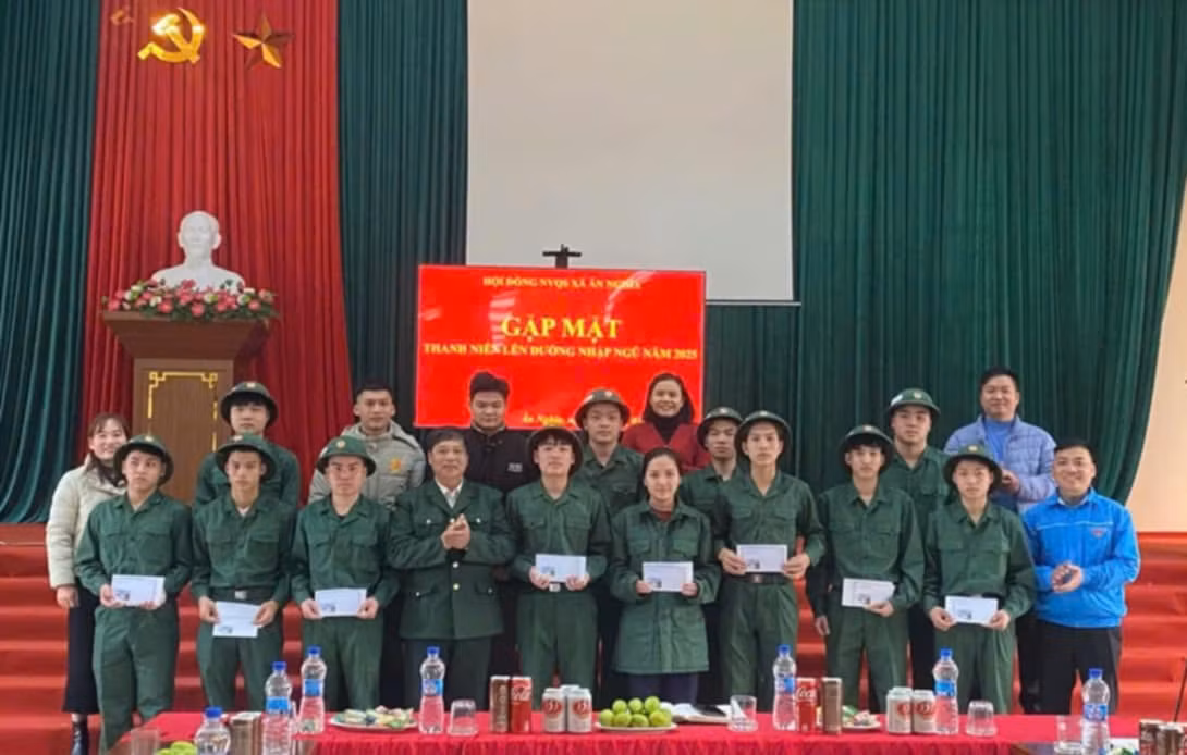Trương Thị Ngọc Anh (hàng đầu thứ 5 bên phải) cùng các tân binh được lãnh đạo xã Ân Nghĩa tặng quà động viên trước khi lên đường nhập ngũ. Trương Thị Ngọc Anh (hàng đầu thứ 5 bên phải) cùng các tân binh được lãnh đạo xã Ân Nghĩa tặng quà động viên trước khi lên đường nhập ngũ.