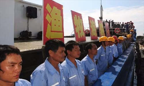 Các ngư dân Trung Quốc đứng trên tàu cá chuẩn bị tiến ra ngư trường quần đảo Trường Sa thuộc chủ quyền của Việt Nam 