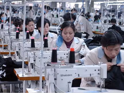 Nữ công nhân Triều Tiên làm việc tại một xưởng may mặc. Nữ công nhân Triều Tiên làm việc tại một xưởng may mặc
